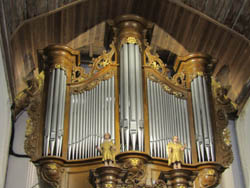 Restauration de la sculpture sur bois de l'orgue et de la balustrade de l'église à Houtkerque (la France) 